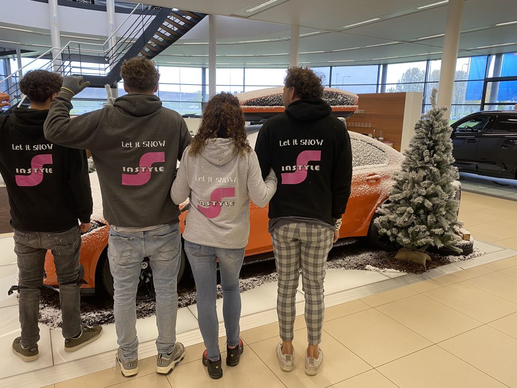 sneeuw auto showroom